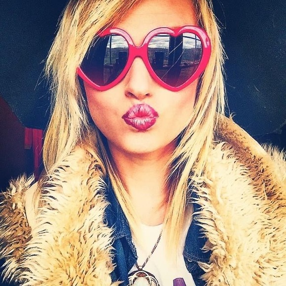 Meet your Posher, Caitlin - Picture 4 of 11